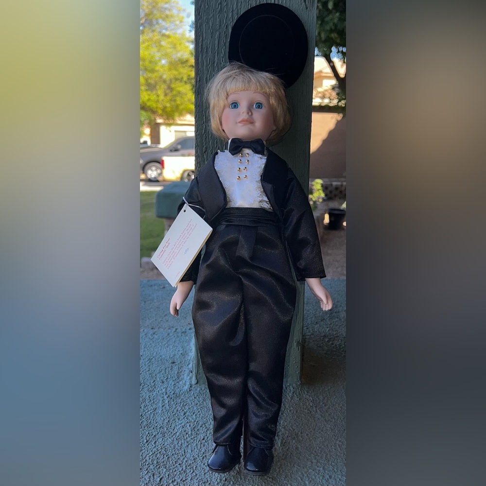$20 CAMELOT DOLL VINTAGE IN BOX WITH RECEIPT. $20 if bundled